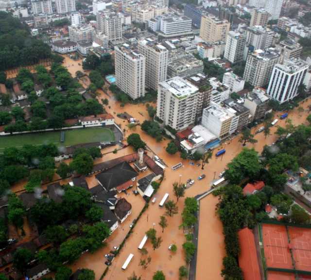 فيضانات عارمة بريو دي جانيرو تقتل 12 شخصًا وتشرد 600 آخرين