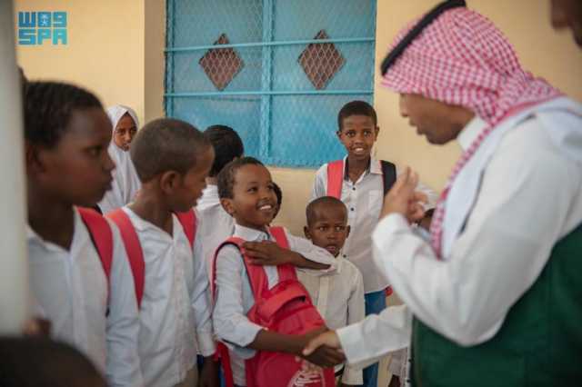 مركز الملك سلمان للإغاثة يوزع 9.000 حقيبة تعليمية على طلاب وطالبات الصومال خلال 2023م