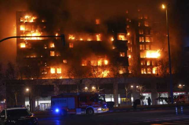 حريق هائل بمبنى سكني بإسبانيا يقتل ويصيب 19 شخصًا على الأقل