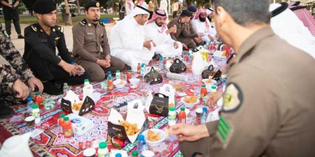 محافظ الخرج يشارك رجال الأمن وجبة الإفطار في الميدان