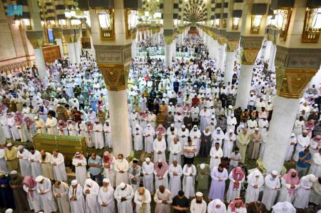 جموع المصلين يؤدون أول صلاة جمعة في شهر رمضان المبارك بالمسجد النبوي