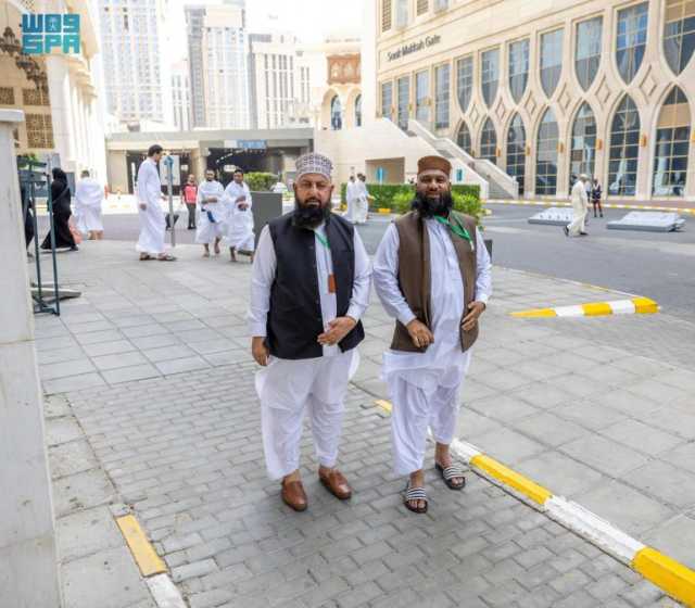 ضيوف برنامج خادم الحرمين للعمرة والزيارة يشهدون الجمعة الأولى في رمضان بالمسجد الحرام