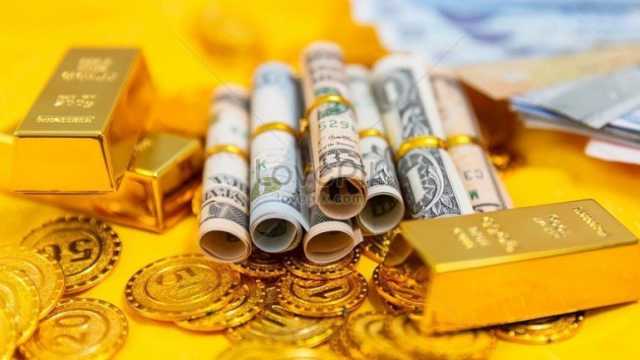 ارتفاع الدولار يهبط بأسعار الذهب