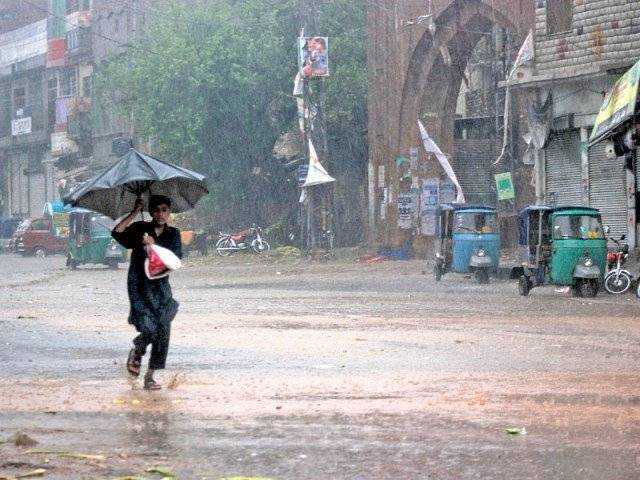 أمطار غزيرة تقتل 12 شخصًا على الأقل بباكستان