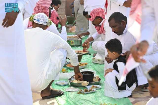 صورة بهية للتآلف والترابط.. الإفطار الجماعي في العيد عادة أصيلة بجازان