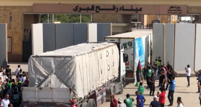 عبور 81 شاحنة مساعدات إنسانية متنوعة ميناء رفح البري إلى داخل قطاع غزة