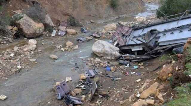 سقوط شاحنة في وادٍ سحيق بباكستان يقتل ويصيب 58 شخصًا