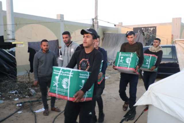 “إغاثي الملك سلمان” يوزع مساعدات غذائية على النازحين في مراكز الإيواء بقطاع غزة