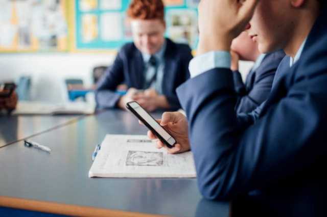 دعوات لمنع الطلاب من استخدام الهواتف الذكية في المدارس بلوس أنجلوس