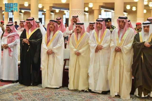 أمير منطقة الرياض يؤدي صلاة الميت على الأميرة هدى بنت عبدالله الفيصل آل فرحان آل سعود