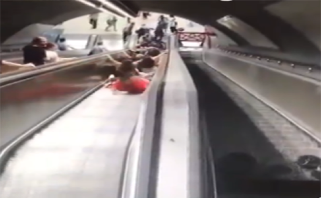 عطل خطير بأحد السلالم الكهربائية بمحطة مترو “إزمير” التركية يوقع عددًا من الإصابات