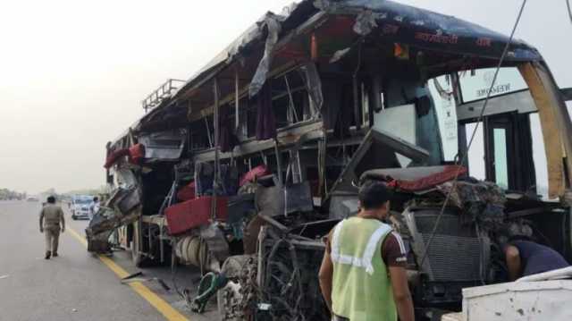 اصطدام مروع بين حافلة وناقلة يقتل ويصيب 37 شخصًا في الهند