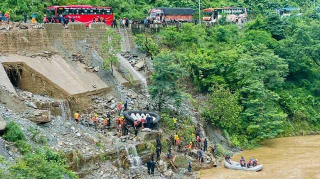 مقتل 60 شخصًا على الأقل.. انهيار أرضي يطمر حافلتَي ركاب في نيبال