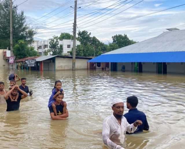 فيضانات عارمة في بنجلاديش تقتل 7 أشخاص وتقطع السبل بأكثر من 150 ألفًا