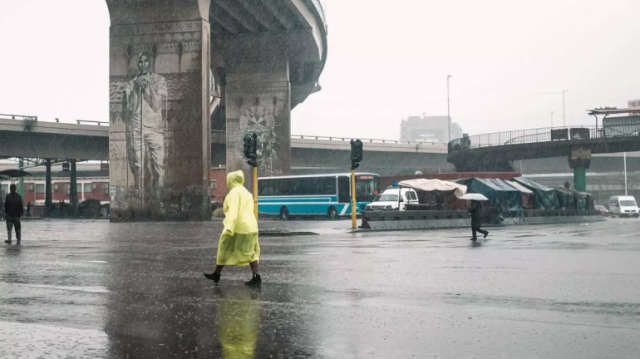 جنوب أفريقيا تعلن حالة “الكارثة الوطنية” بعد الفيضانات والعواصف