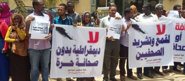 غاب الإعلام.. من يساند صحفيو السودان تحت القصف والتشرد والمنع من العمل