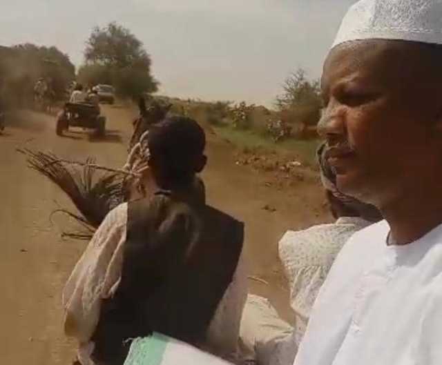 السودان: مسؤول قيادي بمشروع الجزيرة الزراعي يتفقد حصاد القمح على ظهر «كارو»