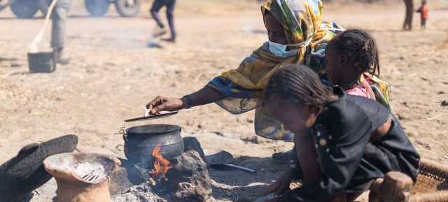 بعد فتح معبر أدري .. قافلتا مساعدات لنحو نصف مليون شخص تستعدان للتوجه إلى دارفور