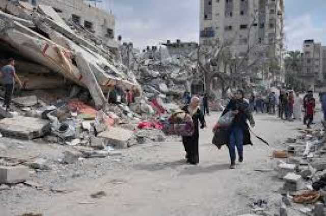فلسطينية تستغيث لإنقاذ أطفالها بعد قصف إسرائيلي