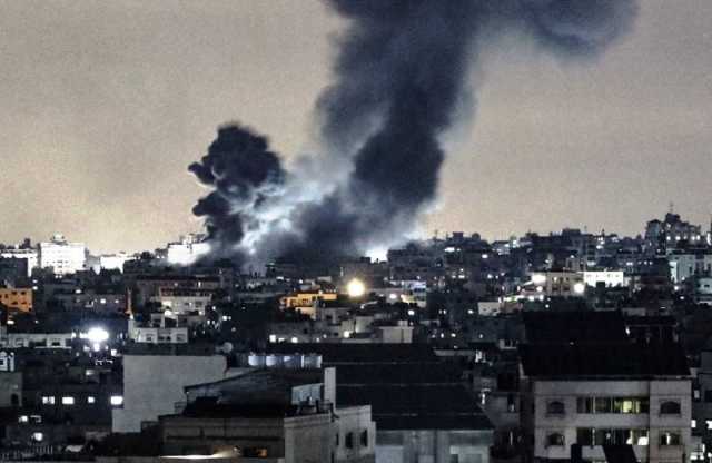 الجيش الإسرائيلي يفجر أحد مباني مستشفى الشفاء في مدينة غزة