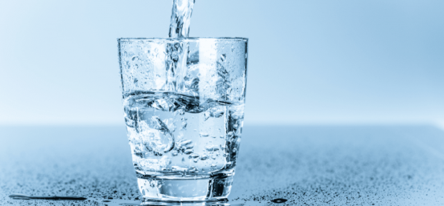 الآثار الضارة لشرب الماء البارد في الصيف