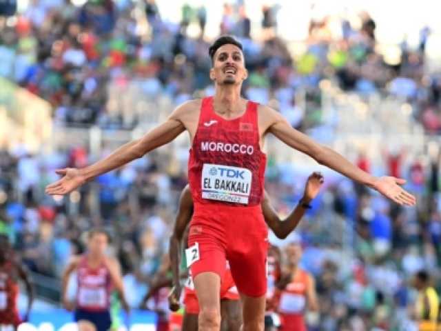 المغربي سفيان البقالي يحرز ذهبية سباق 3000 متر موانع في بطولة العالم لألعاب القوى