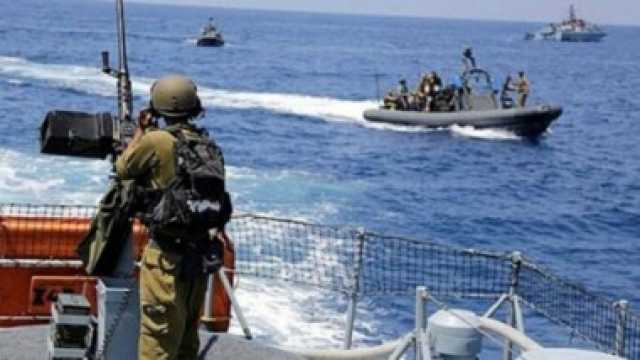 بحرية العدو الصهيوني تعتقل صيادين بعد مهاجمة مركبهم في بحر غزة