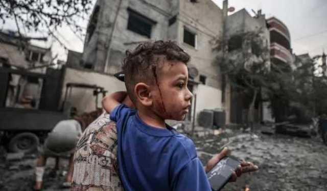جثامين ألف شهيد تحت الأنقاض في غزة وتحذيرات من كارثة بيئية وإنسانية