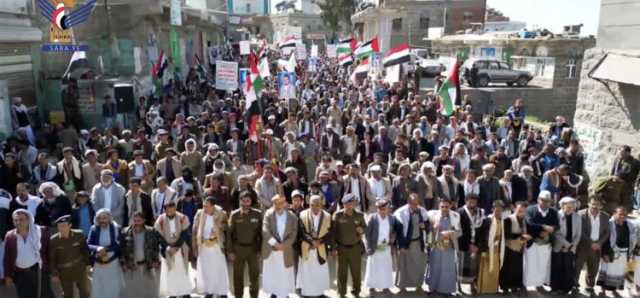 مسيرة جماهيرية في ريمة تحت شعار “معكم حتى النصر والأمريكي لن يوقفنا”