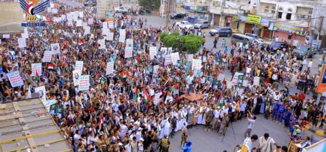 مسيرات حاشدة في الحديدة تضامناً مع فلسطين وتأكيداً على الالتفاف في مواجهة أمريكا وبريطانيا