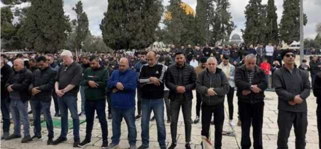 آلاف المصلين يؤدون الجمعة في المسجد الأقصى