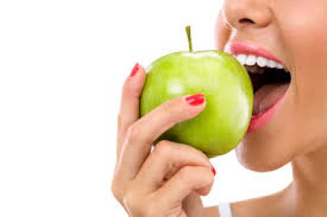 مضغ الطعام جيداً يحمي الأسنان من التسوس