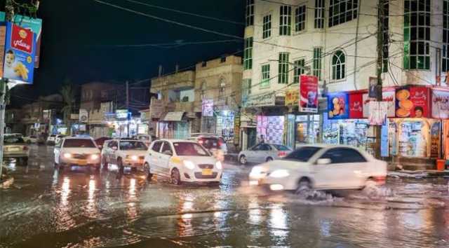 تدفق السيول في سائلة صنعاء بعد هطول أمطار غزيرة