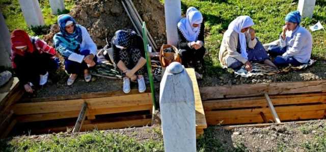 مسلمو البوسنة يحيون ذكرى مجزرة سريبرينتسا