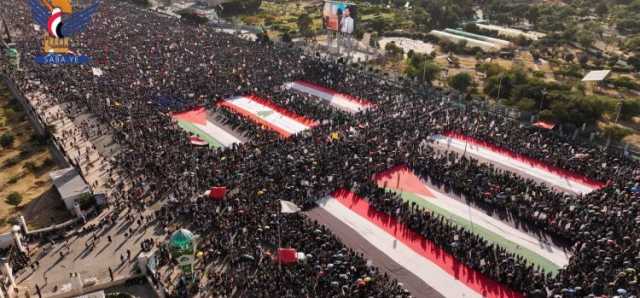 خروج مليوني بالعاصمة صنعاء في مسيرة “مع غزة ولبنان.. على درب الشهداء حتى النصر”