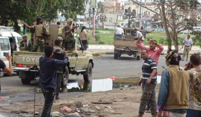 “مليشيا الانتقالي” تنكل بالنازحين في عدن