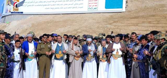 عضو السياسي الأعلى الحوثي يزور مقام الشهيد القائد في مران بمحافظة صعدة