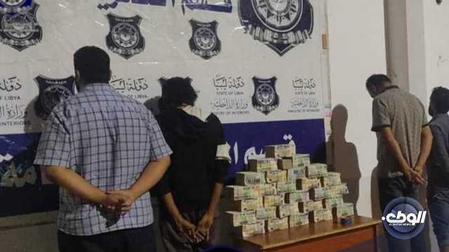 أمن بنغازي يلقي القبض على 4 أشخاص يمتهنون بيع العملة القديمة