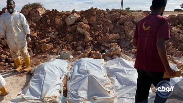 فرقة المساندة لطب الطوارئ تستخرج 25 رفات متوفي و4 أكياس أشلاء من مقبرة الظهر الحمر