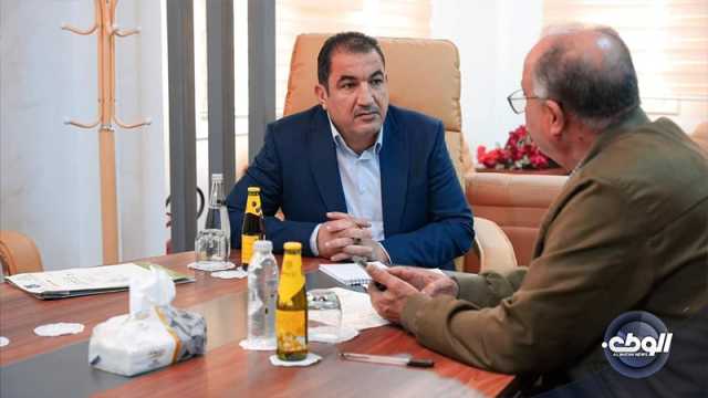 وزير الداخلية يبحث الأوضاع الأمنية في معبر “أمساعد البري”