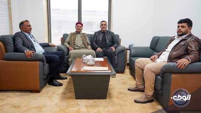 “الزوي” يجتمع مع عميد بلدية طبرق لحلحلة المشاكل التي تواجه البلدية