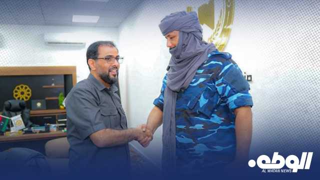 “حماد” يمنح رئيس جهاز مكافحة الهجرة غير الشرعية ترقية استثنائية