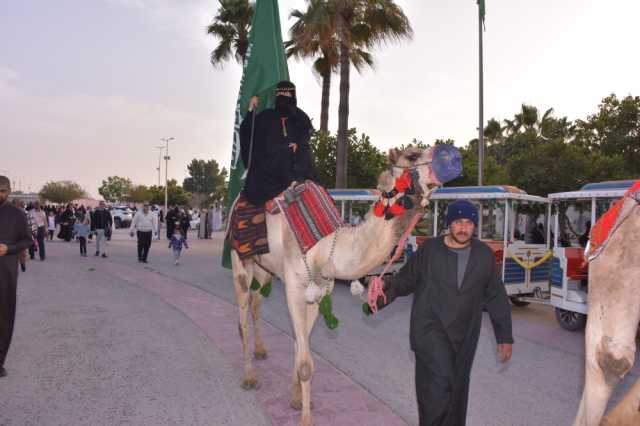 'راية التوحيد' ترفرف عاليًا.. استعراض للخيول والإبل بكورنيش الدمام