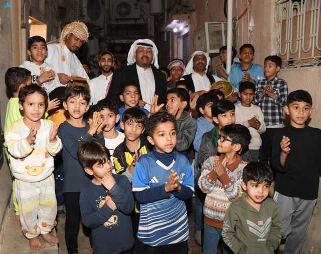 صور| 'أصحى يا نايم وحّد الدايم'.. المسحراتي إرث متجدد في الأحساء