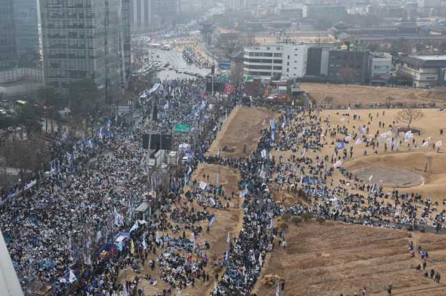 مؤيدون ومعارضون لعزل الرئيس.. 150 ألفًا يتظاهرون في كوريا الجنوبية