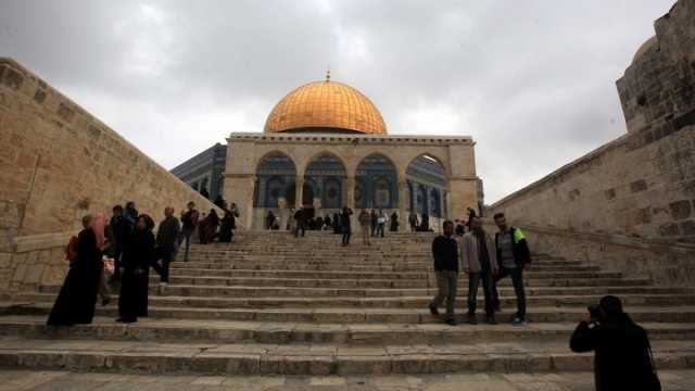فلسطينيون يرفعون صورة زعيم هذه الدولة داخل المسجد الأقصى ويكتبون عليها هذه العبارة