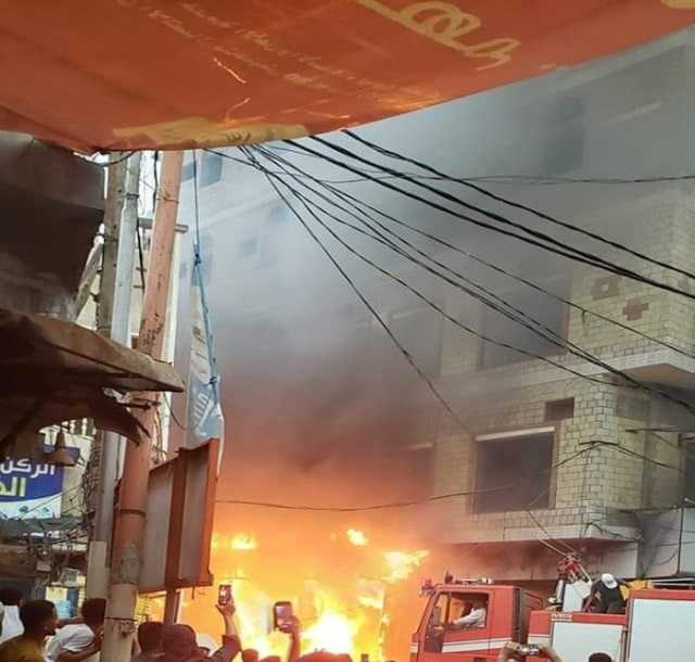 حريق يلتهم محلات تجارية في سوق المطراق وسط مدينة الحديدة + (فيديو)