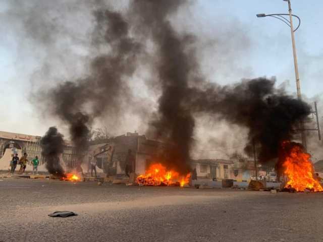 نيران الغضب الشعبي في عدن تحاصر قصر ’’معاشيق’’ وهذا ما يحدث الآن