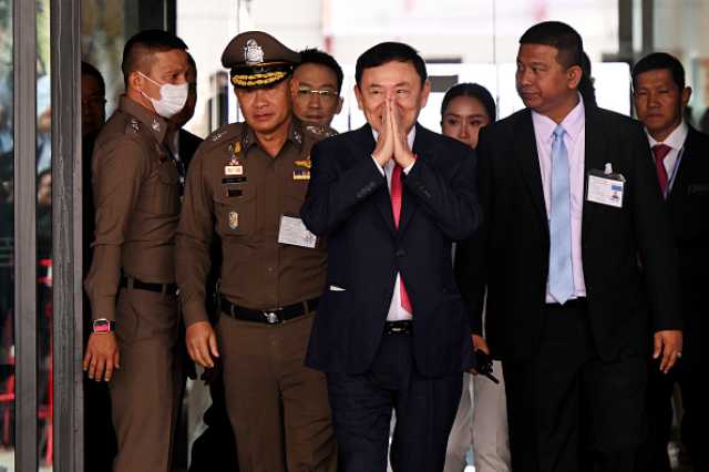 القضاء التايلاندي يأمر بسجن رئيس الوزراء السابق تاكسين شيناواترا 8 سنوات بعد عودته من المنفى