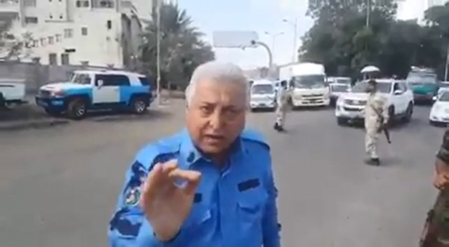 مدير مرور عدن يوقف ويسجن شرطي مرور بسبب رفضه ابتزاز المواطنين + (فيديو)